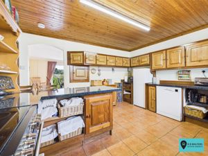 Kitchen/Breakfast Room- click for photo gallery